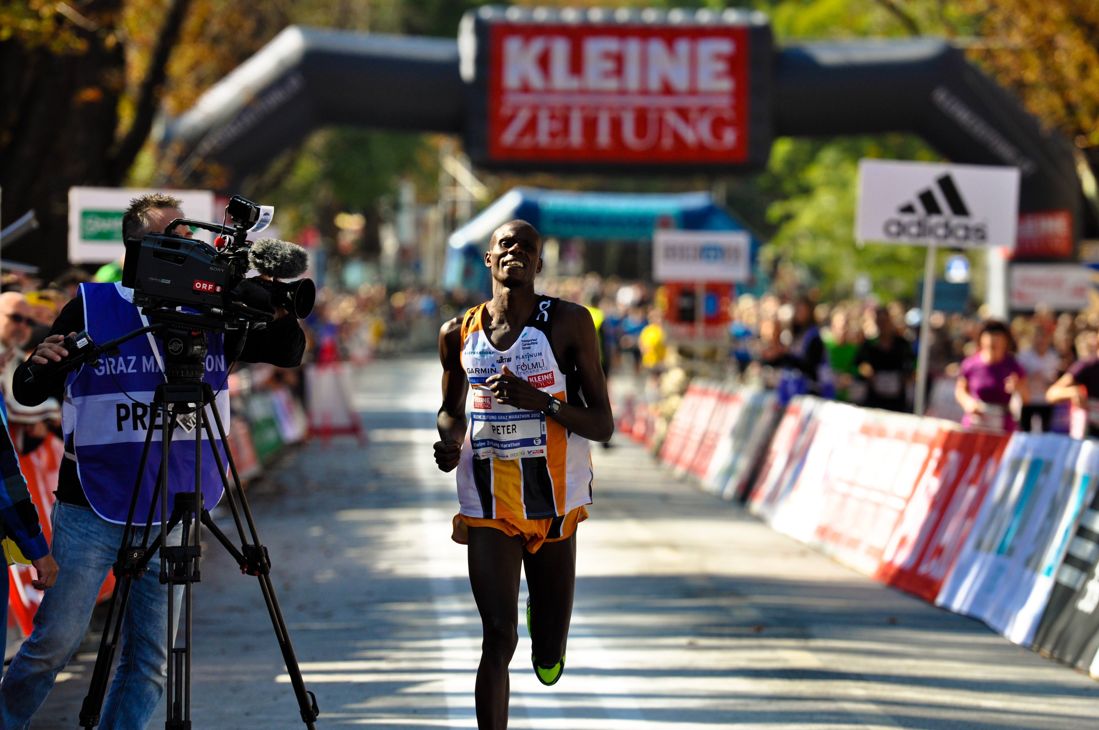 Graz, Marathon, Marathon-Sieger Peter Mutitu-Kariuiki beim Zieleinlauf am Opernring.