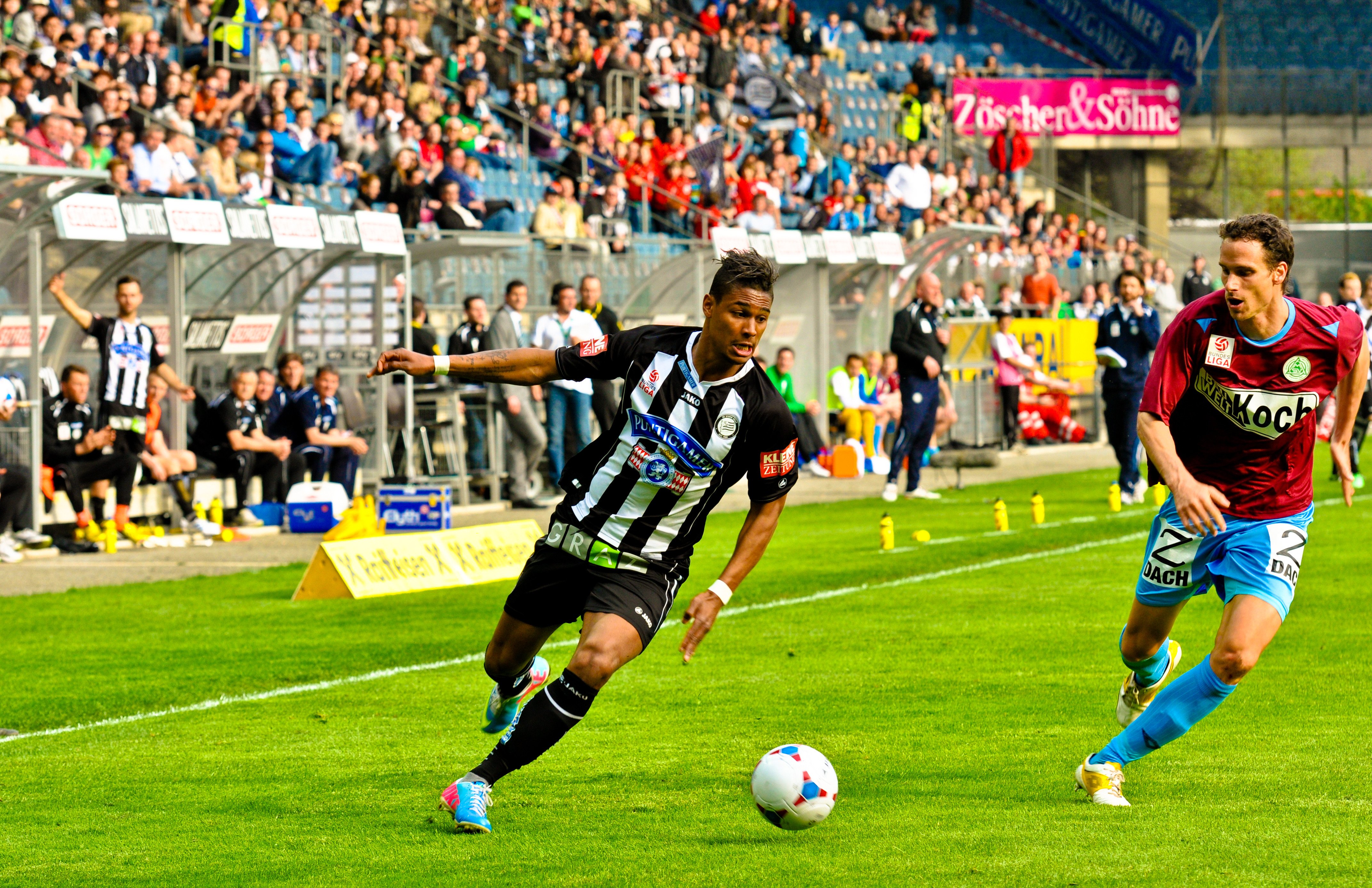 Graz, UPC-Arena, Sturm-Angreifer Rubin Okotie tankt sich gegen Mattersburg-Verteidiger Alexander Pöllhuber durch.